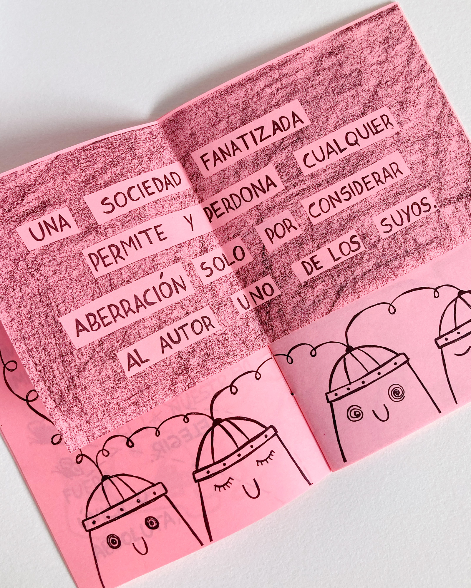 Fanzine sobre el pensamiento crítico. Vista abierto a doble página.