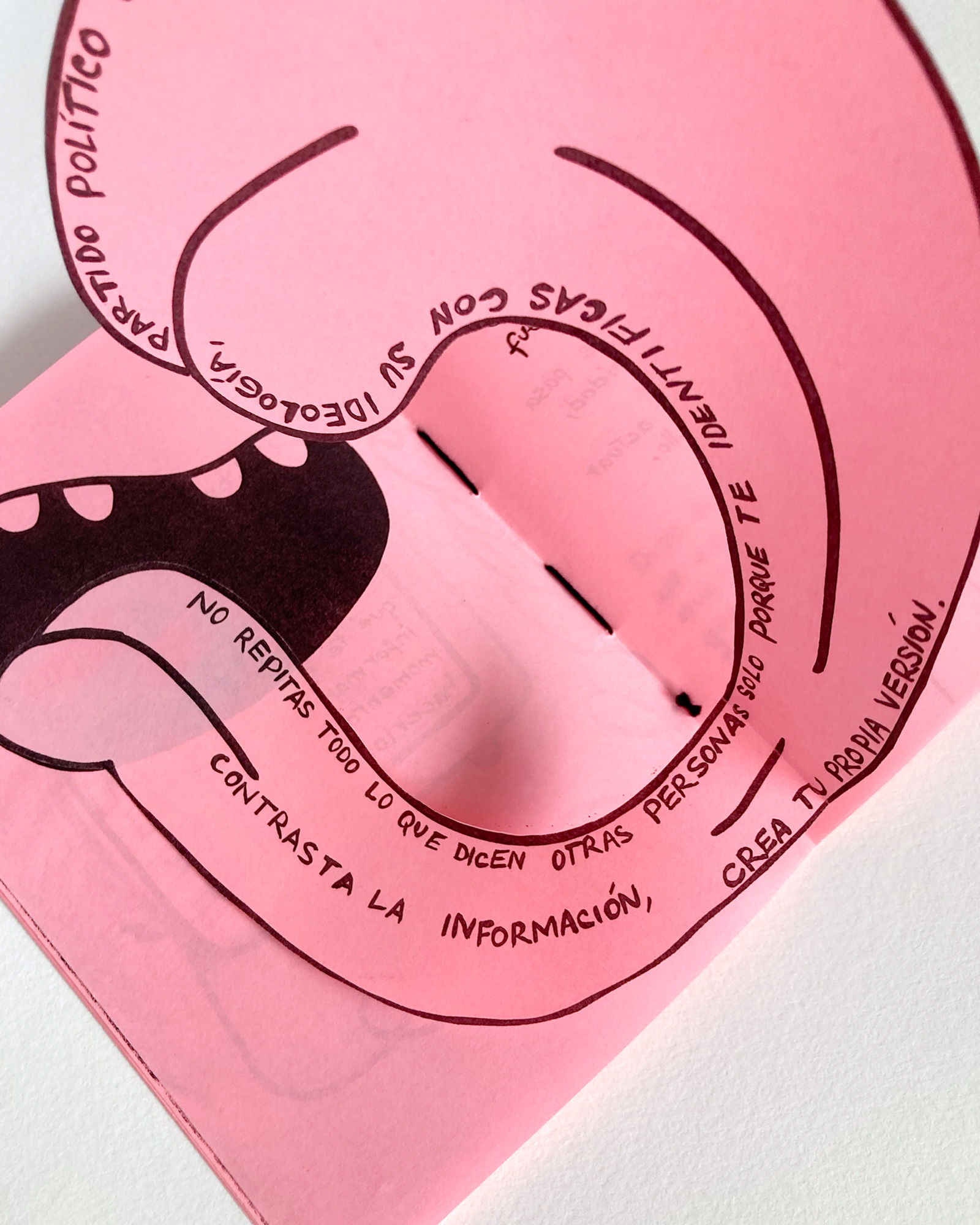Fanzine sobre el pensamiento crítico. Vista abierto detalle desplegable.