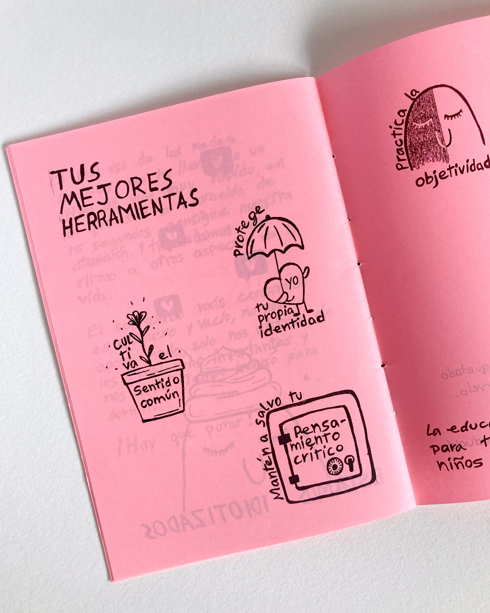 Fanzine sobre el pensamiento crítico. Vista de una página interior.