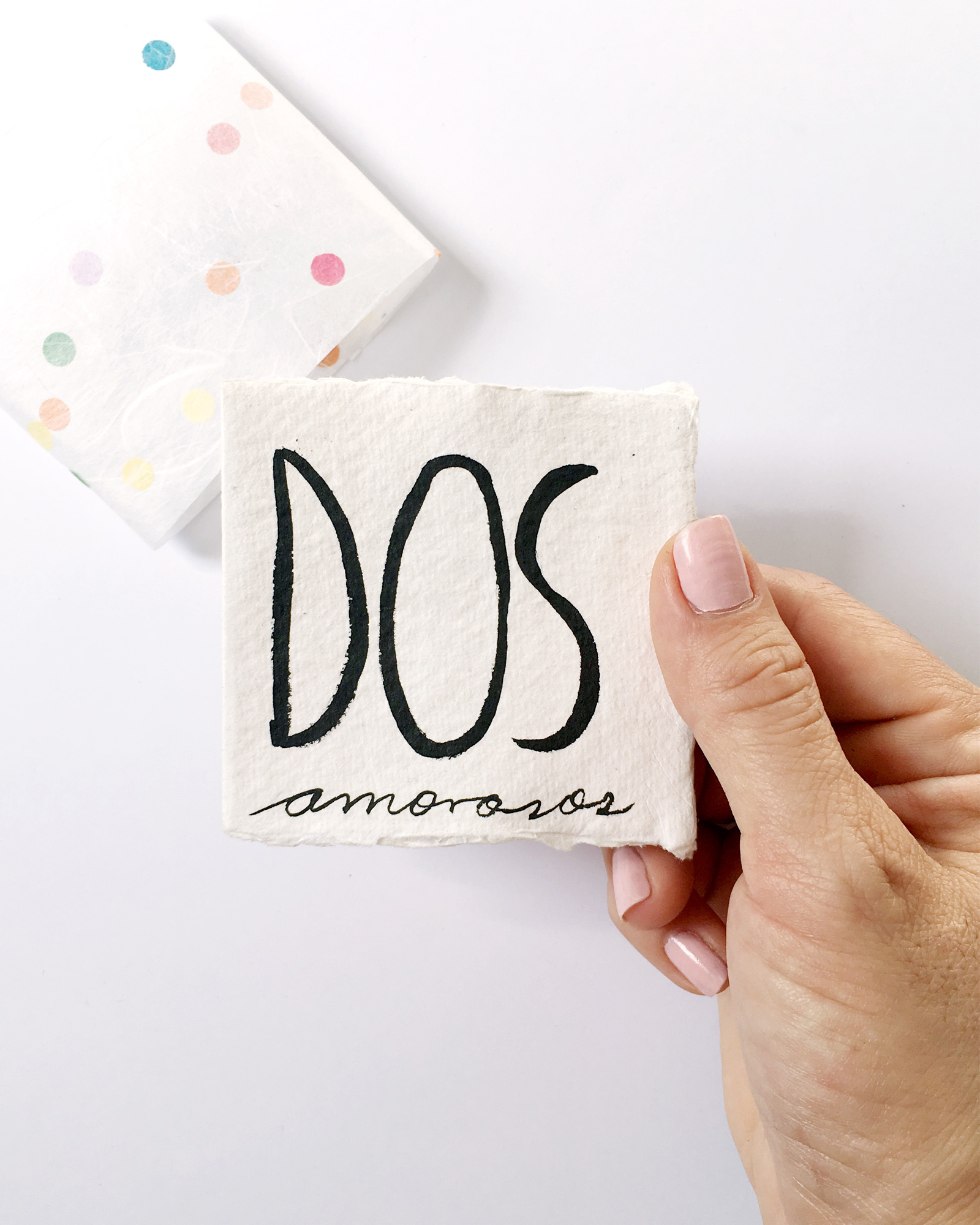 Mini libro de artista, formato acordeón. Muestra la relación del tamaño con la mano.