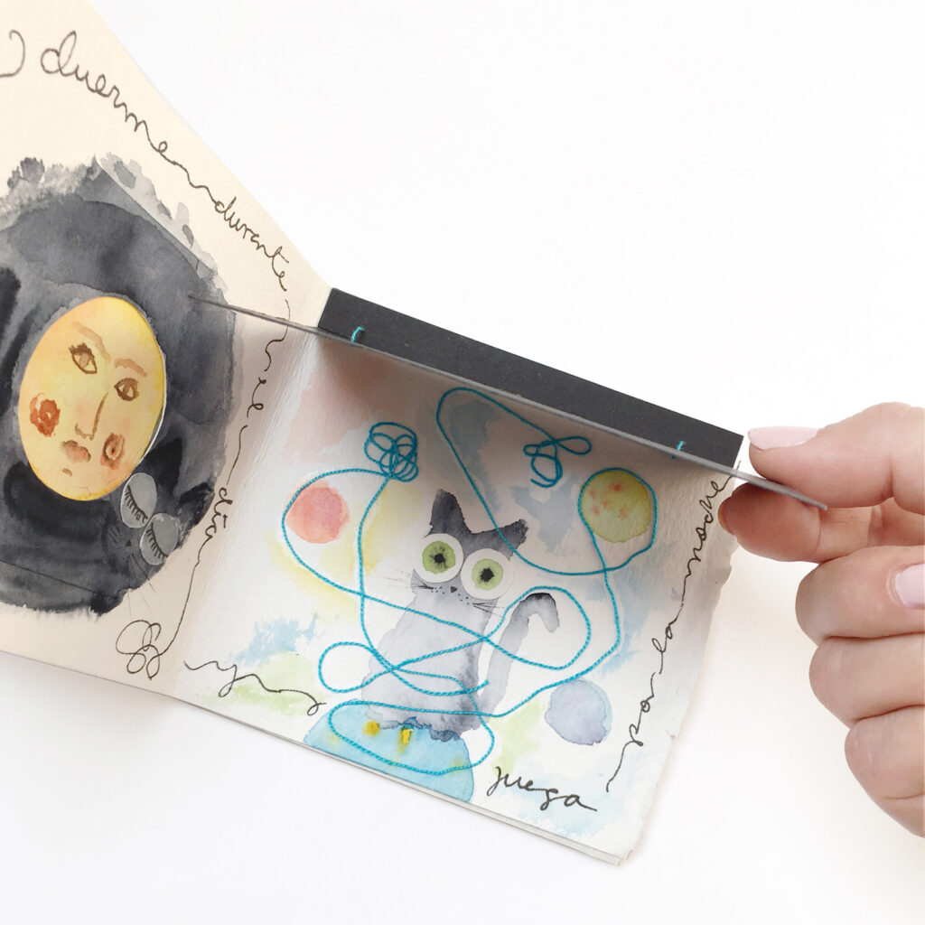 Libro de artista sobre las travesuras de un gato. Vista de una página interactiva que oculta una ilustración.