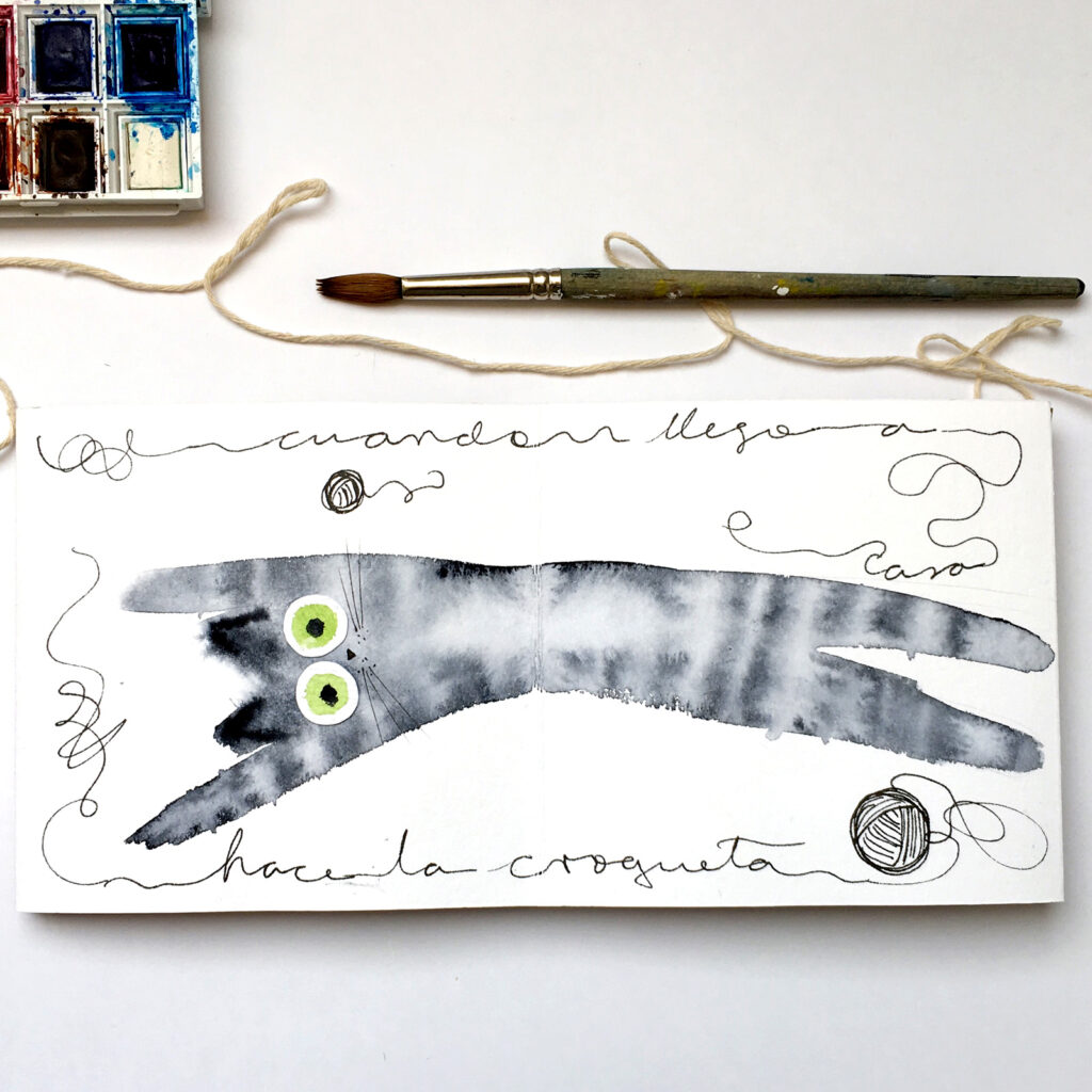 Libro de artista sobre las travesuras de un gato. Vista abierto con ilustración a doble página.