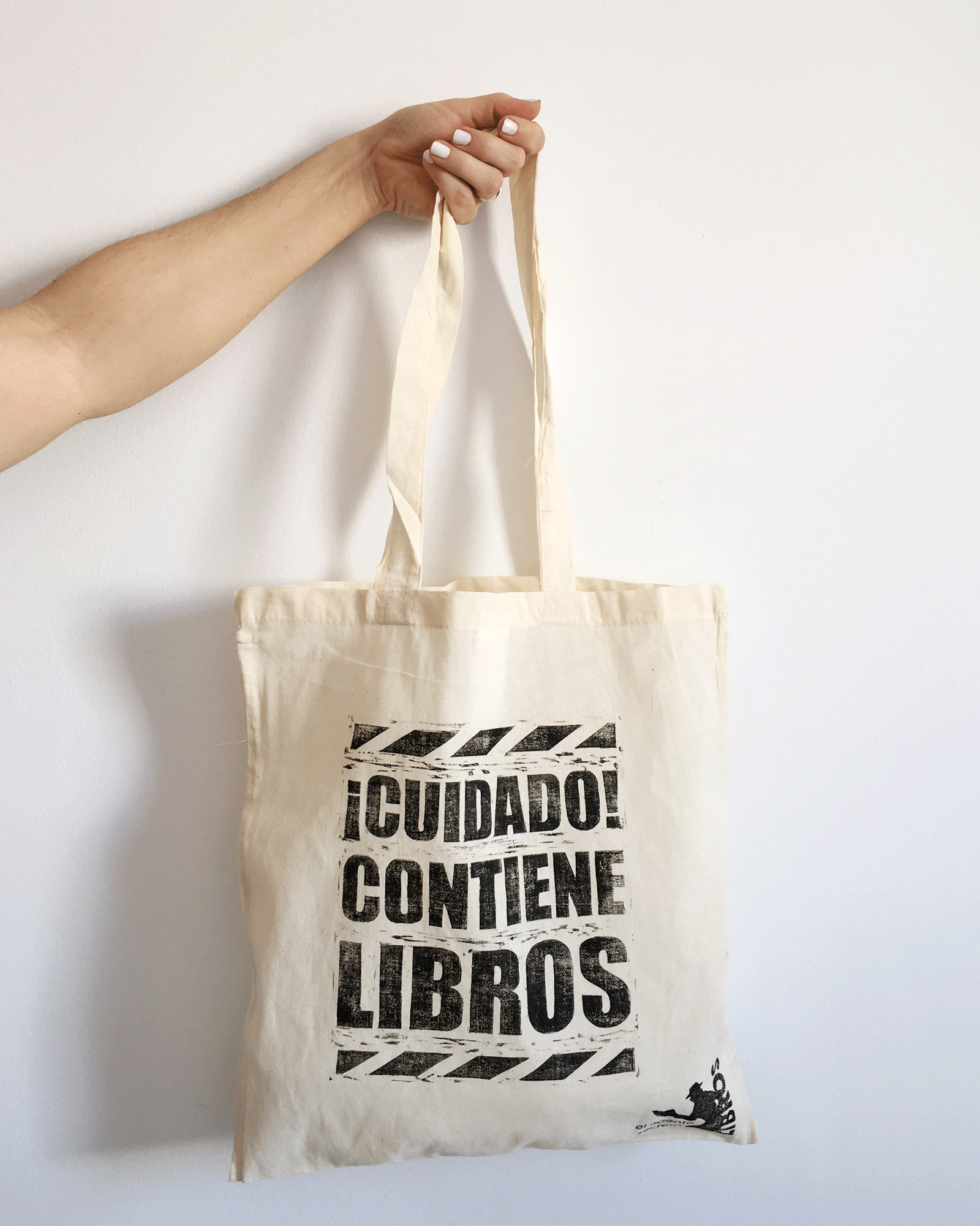 Bolsa de tela estampada a mano para librería El Agente Secreto en Úbeda.