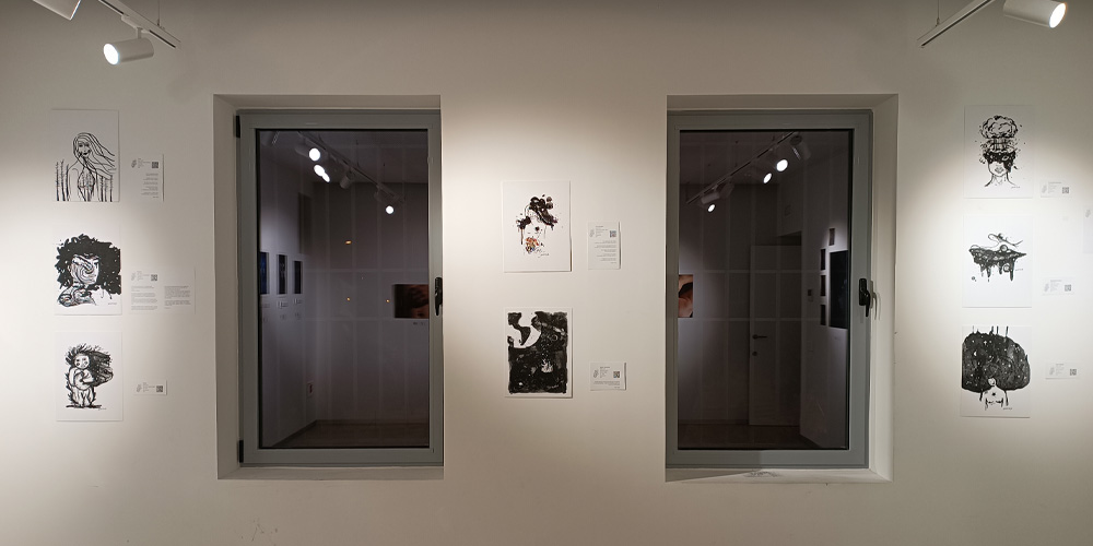 Fotografía sala de exposición de ilustración "Del alma"
