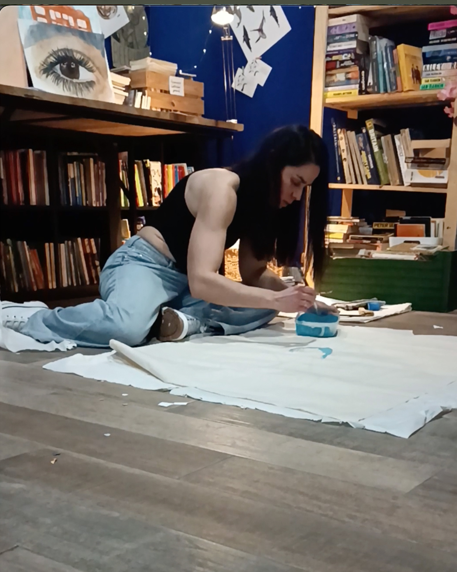 Momento de la performance pintando en vivo.